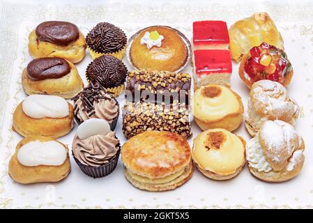 Vassoio di cupcakes di vari sapori di pasticceria spagnola indicato per le celebrazioni Foto Stock