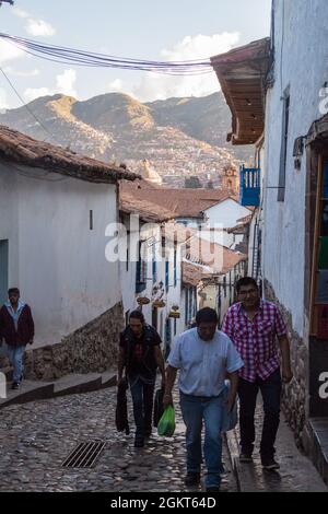 CUZCO, PERÙ - 23 MAGGIO 2015: Persone per strada nel centro di Cuzco, Perù. Foto Stock