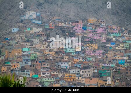 Shantytown nel quartiere Rimac di Lima, Perù Foto Stock