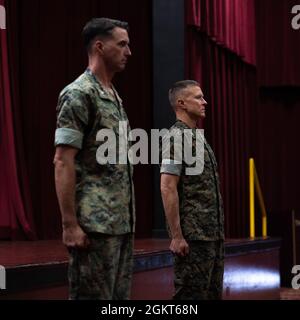 Brady Jr, ufficiale comandante in uscita, 3d Marines, e il terzo Rollin A. Steele, ufficiale comandante in uscita, 3d Marines, stanno in formazione durante la loro cerimonia di cambio di comando sulla base del corpo marino Hawaii, Kaneohe Bay, 25 giugno 2021. Il Colon Brady assunse il comando dal Lt. Col. Rollin A. Steele. Foto Stock