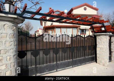 Porta decorativa in ghisa della villa Foto Stock