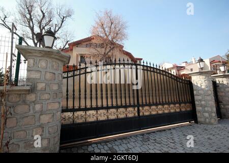 Porta decorativa in ghisa della villa Foto Stock