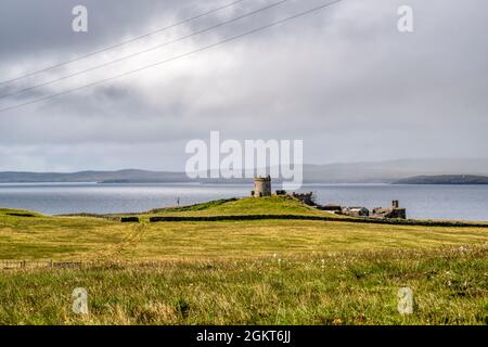 La follia dietro Brough Lodge sull'isola di Fetlar è costruita sui resti di una brocca dell'età del ferro. Foto Stock