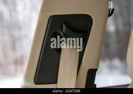 primo piano montante laterale con cintura di sicurezza di colore chiaro in un'auto moderna Foto Stock