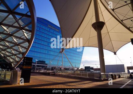 DENVER, CO -10 Apr 2021 - Vista interna del Jeppesen Terminal con tetto a tenda bianco all'Aeroporto Internazionale di Denver, o DIA (DEN). Foto Stock