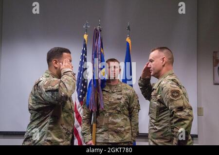 Joseph Vanoni, 43° comandante del gruppo Air Mobility Operations, saluta il 3° comandante del gruppo Richard S. Laca, 43° comandante della base aerea Squadron, presso il Pope Army Airfield, North Carolina. Laca assunse il comando dal Lt. Col. Cedric N. Holley II durante la cerimonia del cambio di comando presso il Pope’s Airman Center il 25 giugno 2021. Foto Stock