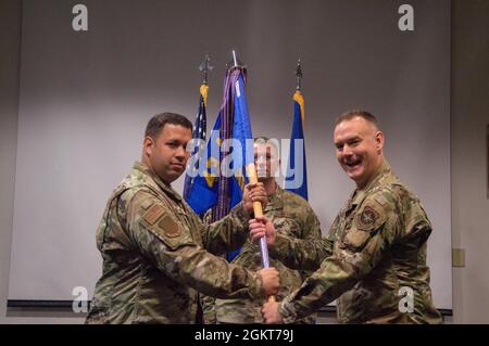 Joseph Vanoni, 43° comandante Air Mobility Operations Group, presenta la guidon al terzo Colon Richard S. Laca mentre assume il comando del 43° Squadrone Air base presso il Pope Army Airfield, North Carolina. Laca assunse il comando dal Lt. Col. Cedric N. Holley II durante la cerimonia presso il Pope’s Airman Center il 25 giugno 2021. Foto Stock