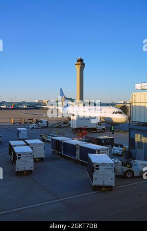 DENVER, CO -10 Apr 2021- Vista di un aereo da United Airlines (UA) all'aeroporto internazionale di Denver, o DIA (DEN). Foto Stock