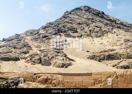 Sito archeologico Huaca del Sol y de la Luna (Tempio del Sole e della Luna) a Trujillo, Perù. Il sito è stato costruito nel periodo Moche. Foto Stock