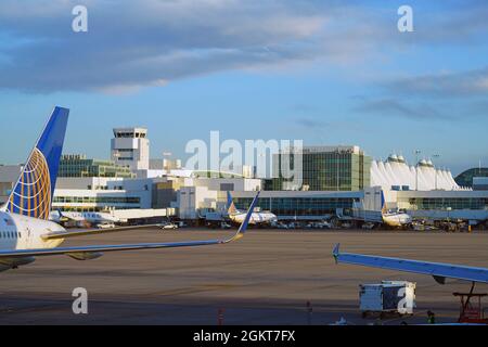 DENVER, CO -10 Apr 2021- Vista di un aereo da United Airlines (UA) all'aeroporto internazionale di Denver, o DIA (DEN). Foto Stock