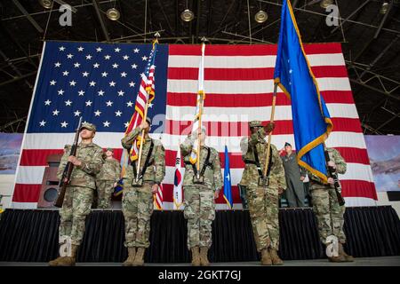 La 51° guardia d'onore dell'ala dei combattenti pubblica i colori durante la 51° cerimonia di cambio di comando dell'ala dei combattenti presso la base aerea di Osan, Repubblica di Corea, 25 giugno 2021. La cerimonia del cambio di comando è profondamente radicata nella tradizione militare che risale al regno di Re Federico di Prussia e che ha continuato ad essere moderna. Foto Stock