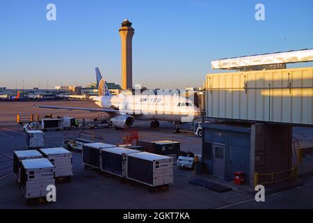 DENVER, CO -10 Apr 2021- Vista di un aereo da United Airlines (UA) all'aeroporto internazionale di Denver, o DIA (DEN). Foto Stock