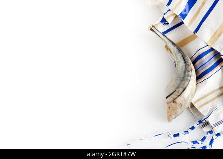 Yom kippur, Rosh hashanah, festa di Capodanno ebraica, concetto. Immagine di religione di shofar - corno sul canto bianco di preghiera. Foto Stock