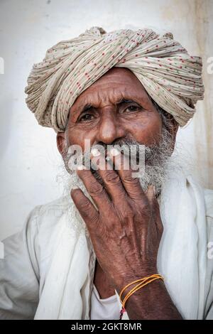 Ritratto di un uomo indiano anziano che fuma, Jaisalmer, Rajasthan, India Foto Stock