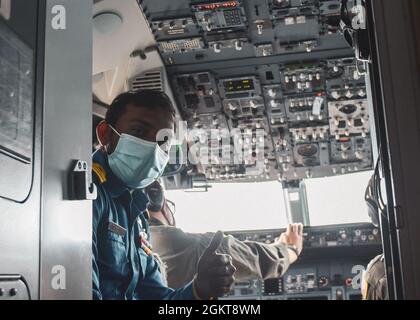 OCEANO INDIANO (26 giugno 2021) — Un marinaio della Marina dello Sri Lanka interagisce con i piloti e l'equipaggio a bordo di un Poseidone P-8A attaccato ai 'Red Lancers' di Patrol Squadron 10, durante un volo di missione a sostegno della cooperazione a bordo di Readiness and Training (CARAT) Sri Lanka. Nel suo ventisettesimo anno, la serie DI CARATI è composta da esercizi multinazionali, progettati per migliorare le capacità delle marine statunitensi e dei partner di operare insieme in risposta alle tradizionali e non tradizionali sfide della sicurezza marittima nella regione Indo-Pacific. Foto Stock