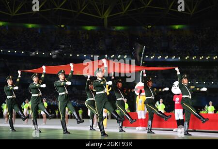 XI'an, Provincia di Shaanxi. 15 settembre 2021. La bandiera nazionale cinese viene portata allo stadio durante la cerimonia di apertura dei 14 Giochi nazionali cinesi a Xi'an, provincia di Shaanxi, 15 settembre 2021. Credit: Zhang Bowen/Xinhua/Alamy Live News Foto Stock