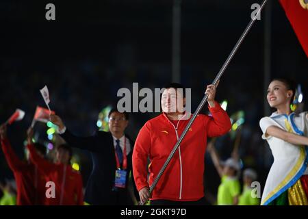 XI'an, Provincia di Shaanxi. 15 settembre 2021. Gong Lijiao, che ha vinto la medaglia d'oro del colpo femminile ai Giochi Olimpici di Tokyo ed è anche portatore di bandiera della Delegazione della Provincia di Hebei, si presenta allo stadio durante la cerimonia di apertura per i 14 Giochi nazionali della Cina a Xi'an, Provincia di Shaanxi, 15 settembre 2021. Credit: Zhang Bowen/Xinhua/Alamy Live News Foto Stock