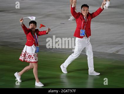 XI'an, Provincia di Shaanxi. 15 settembre 2021. Il subacqueo cinese Quan Hongchan (L) e Xie Siyi della Delegazione della Provincia di Guangdong si sfilano nello stadio durante la cerimonia di apertura per i 14 Giochi nazionali della Cina a Xi'an, provincia di Shaanxi, 15 settembre 2021. Credit: Sun Fei/Xinhua/Alamy Live News Foto Stock