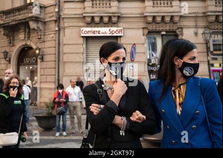 Catanzaro, Italia. 14 settembre 2021. Le supporter femminili dei Fratelli D'Italia si sono viste a Catanzaro. Il leader dei Fratelli D'Italia (FDI - Fratelli d'Italia) Giorgia Meloni ha partecipato ad un incontro del Partito a Piazza Prefettura di Catanzaro, dove ha sostenuto il candidato del Centro-destra, Roberto Occhiuto (forza Italia, Fi), come Governatore Regionale nelle prossime elezioni regionali. (Foto di Valeria Ferraro/SOPA Images/Sipa USA) Credit: Sipa USA/Alamy Live News Foto Stock