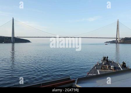 TURCHIA (26 giugno 2021) il cacciatorpediniere missilistico guidato di classe Arleigh Burke USS Ross (DDG 71) in rotta verso il Mar Nero, 26 giugno 2021. Ross, schierato in avanti a Rota, Spagna, è in pattuglia nella Sesta flotta degli Stati Uniti di operazioni a sostegno di alleati e partner regionali e gli interessi di sicurezza nazionale degli Stati Uniti in Europa e Africa. Foto Stock