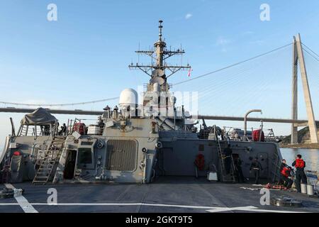 TURCHIA (26 giugno 2021) il cacciatorpediniere missilistico guidato di classe Arleigh Burke USS Ross (DDG 71) in rotta verso il Mar Nero, 26 giugno 2021. Ross, schierato in avanti a Rota, Spagna, è in pattuglia nella Sesta flotta degli Stati Uniti di operazioni a sostegno di alleati e partner regionali e gli interessi di sicurezza nazionale degli Stati Uniti in Europa e Africa. Foto Stock