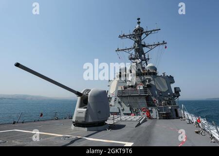 TURCHIA (26 giugno 2021) la bandiera turca vola a bordo del cacciatorpediniere missilistico guidato di classe Arleigh Burke USS Ross (DDG 71) mentre la nave transita verso il Mar Nero, 26 giugno 2021. Ross, schierato in avanti a Rota, Spagna, è in pattuglia nella Sesta flotta degli Stati Uniti di operazioni a sostegno di alleati e partner regionali e gli interessi di sicurezza nazionale degli Stati Uniti in Europa e Africa. Foto Stock