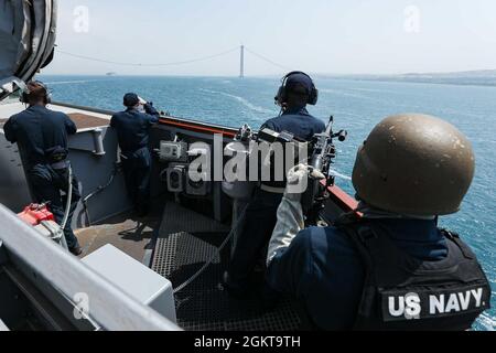 TURCHIA (26 giugno 2021) marinai assegnati al cacciatorpediniere missilistico guidato di classe Arleigh Burke USS Ross (DDG 71) osservano mentre la nave transita verso il Mar Nero, 26 giugno 2021. Ross, schierato in avanti a Rota, Spagna, è in pattuglia nella Sesta flotta degli Stati Uniti di operazioni a sostegno di alleati e partner regionali e gli interessi di sicurezza nazionale degli Stati Uniti in Europa e Africa. Foto Stock