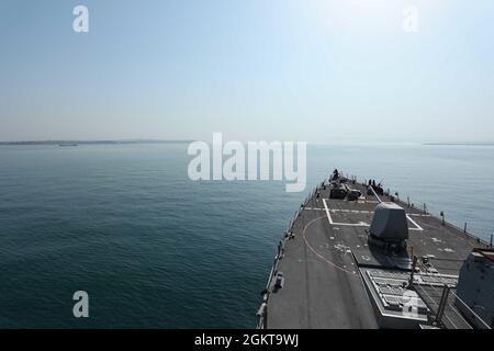 TURCHIA (26 giugno 2021) il cacciatorpediniere missilistico guidato di classe Arleigh Burke USS Ross (DDG 71) transita nel Mar Nero, 26 giugno 2021. Ross, schierato in avanti a Rota, Spagna, è in pattuglia nella Sesta flotta degli Stati Uniti di operazioni a sostegno di alleati e partner regionali e gli interessi di sicurezza nazionale degli Stati Uniti in Europa e Africa. Foto Stock