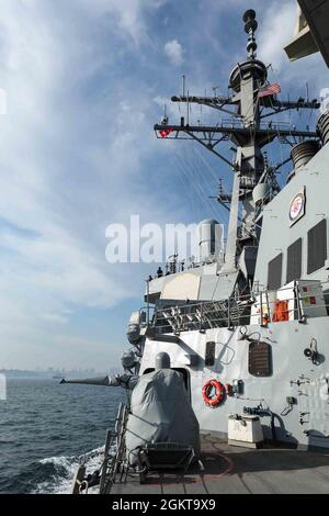 TURCHIA (26 giugno 2021) il cacciatorpediniere missilistico guidato di classe Arleigh Burke USS Ross (DDG 71) transita nel Mar Nero, 26 giugno 2021. Ross, schierato in avanti a Rota, Spagna, è in pattuglia nella Sesta flotta degli Stati Uniti di operazioni a sostegno di alleati e partner regionali e gli interessi di sicurezza nazionale degli Stati Uniti in Europa e Africa. Foto Stock