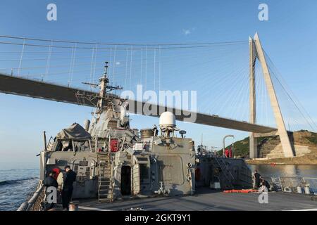 TURCHIA (26 giugno 2021) il cacciatorpediniere missilistico guidato di classe Arleigh Burke USS Ross (DDG 71) in rotta verso il Mar Nero, 26 giugno 2021. Ross, schierato in avanti a Rota, Spagna, è in pattuglia nella Sesta flotta degli Stati Uniti di operazioni a sostegno di alleati e partner regionali e gli interessi di sicurezza nazionale degli Stati Uniti in Europa e Africa. Foto Stock