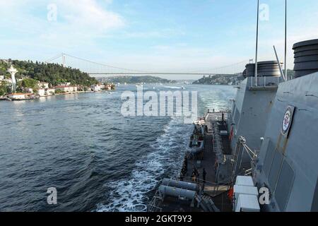 TURCHIA (26 giugno 2021) il cacciatorpediniere missilistico guidato di classe Arleigh Burke USS Ross (DDG 71) transita nel Mar Nero, 26 giugno 2021. Ross, schierato in avanti a Rota, Spagna, è in pattuglia nella Sesta flotta degli Stati Uniti di operazioni a sostegno di alleati e partner regionali e gli interessi di sicurezza nazionale degli Stati Uniti in Europa e Africa. Foto Stock