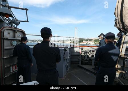 TURCHIA (26 giugno 2021) i marinai assegnati al cacciatorpediniere missilistico guidato di classe Arleigh Burke USS Ross (DDG 71) guardano mentre la nave transita verso il Mar Nero, 26 giugno 2021. Ross, schierato in avanti a Rota, Spagna, è in pattuglia nella Sesta flotta degli Stati Uniti di operazioni a sostegno di alleati e partner regionali e gli interessi di sicurezza nazionale degli Stati Uniti in Europa e Africa. Foto Stock