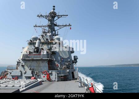 TURCHIA (26 giugno 2021) la bandiera turca vola a bordo del cacciatorpediniere missilistico guidato di classe Arleigh Burke USS Ross (DDG 71) mentre la nave transita verso il Mar Nero, 26 giugno 2021. Ross, schierato in avanti a Rota, Spagna, è in pattuglia nella Sesta flotta degli Stati Uniti di operazioni a sostegno di alleati e partner regionali e gli interessi di sicurezza nazionale degli Stati Uniti in Europa e Africa. Foto Stock