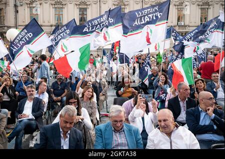 Catanzaro, Italia. 14 settembre 2021. Sostenitori dei Fratelli d'Italia visti in Piazza Prefettura con bandiere. Il leader dei Fratelli D'Italia (FDI - Fratelli d'Italia) Giorgia Meloni ha partecipato ad un incontro del Partito a Piazza Prefettura di Catanzaro, dove ha sostenuto il candidato del Centro-destra, Roberto Occhiuto (forza Italia, Fi), come Governatore Regionale nelle prossime elezioni regionali. (Foto di Valeria Ferraro/SOPA Images/Sipa USA) Credit: Sipa USA/Alamy Live News Foto Stock