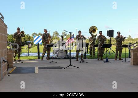 La banda di Ottone della terza Divisione di fanteria degli Stati Uniti si esibisce per le famiglie in attesa di una riunione con i loro soldati, mentre la prima squadra di combattimento di Brigata Armored ritorna a Fort Stewart, Georgia, giugno 27, dopo un dispiegamento di nove mesi nella Corea del Sud. La Brigata Raider è stata una delle prime nell'esercito a riprendere i grandi eventi di formazione e schierarsi in mezzo alla pandemia COVID-19, sviluppando procedure adottate in tutto l'esercito al fine di mantenere la prontezza della missione e gli impegni globali verso alleati e partner. Foto Stock