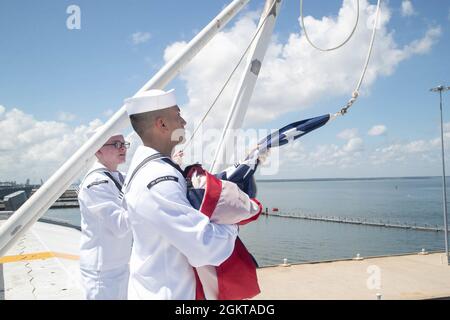 Yeoman Seaman Apprentice Trenton Turner, a sinistra, da Jacksonville, Florida, assegnato al dipartimento di approvvigionamento della USS Gerald R. Ford (CVN 78), E l’Aviation Ordnanceman 3rd Class Michael Villa, di Whittier, California, assegnato al dipartimento di armi della Ford, abbassano il National Ensign sulla piattaforma di volo della Ford mentre la nave inizia a prendere il volo, il 27 giugno 2021. Ford è in corso nell'Oceano Atlantico conducendo Full Ship Shock Trials (FSST). La Marina degli Stati Uniti conduce prove d'urto di nuovi progetti di navi usando esplosivi vivi per confermare che le nostre navi da guerra possono continuare a soddisfare i requisiti di missione impegnativi sotto la h Foto Stock