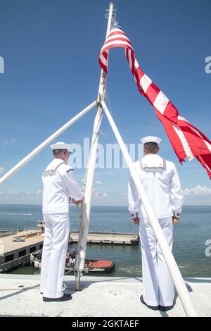 Yeoman Seaman Apprentice Trenton Turner, a sinistra, da Jacksonville, Florida, assegnato al dipartimento di approvvigionamento della USS Gerald R. Ford (CVN 78), E l’Aviation Ordnanceman 3rd Class Michael Villa, di Whittier, California, assegnato al dipartimento di armi della Ford, abbassano il National Ensign sulla piattaforma di volo della Ford mentre la nave inizia a prendere il volo, il 27 giugno 2021. Ford è in corso nell'Oceano Atlantico conducendo Full Ship Shock Trials (FSST). La Marina degli Stati Uniti conduce prove d'urto di nuovi progetti di navi usando esplosivi vivi per confermare che le nostre navi da guerra possono continuare a soddisfare i requisiti di missione impegnativi sotto la h Foto Stock