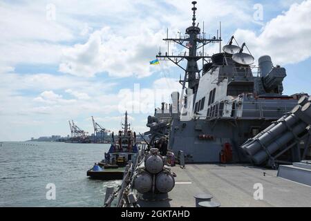 ODESSA, Ucraina (27 giugno 2021) il cacciatorpediniere missilistico guidato di classe Arleigh Burke USS Ross (DDG 71) si porta in porto a Odessa, Ucraina, 27 giugno 2021. Ross, schierato in avanti a Rota, Spagna, è in pattuglia nella Sesta flotta degli Stati Uniti di operazioni a sostegno di alleati e partner regionali e gli interessi di sicurezza nazionale degli Stati Uniti in Europa e Africa. Foto Stock