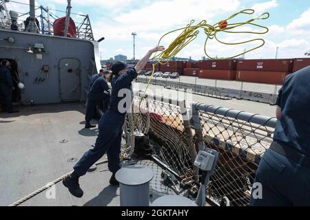 ODESSA, Ucraina (27 giugno 2021) Specialista operativo Seaman Jenesis Jones, assegnato al cacciatorpediniere missilistico guidato di classe Arleigh Burke USS Ross (DDG 71), al centro, lancia una palla pesante mentre la nave porta nel porto di Odessa, Ucraina, 27 giugno 2021. Ross, schierato in avanti a Rota, Spagna, è in pattuglia nella Sesta flotta degli Stati Uniti di operazioni a sostegno di alleati e partner regionali e gli interessi di sicurezza nazionale degli Stati Uniti in Europa e Africa. Foto Stock