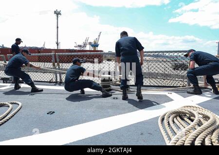 ODESSA, Ucraina (27 giugno 2021) marinai assegnati al cacciatorpediniere missilistico guidato di classe Arleigh Burke USS Ross (DDG 71) ergono in una linea di ormeggio mentre la nave attracca nel porto di Odessa, Ucraina, 27 giugno 2021. Ross, schierato in avanti a Rota, Spagna, è in pattuglia nella Sesta flotta degli Stati Uniti di operazioni a sostegno di alleati e partner regionali e gli interessi di sicurezza nazionale degli Stati Uniti in Europa e Africa. Foto Stock