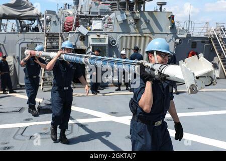 ODESSA, Ucraina (27 giugno 2021) i marinai assegnati al cacciatorpediniere missilistico guidato di classe Arleigh Burke USS Ross (DDG 71) trasportano un palo di bandiera mentre la nave attracca nel porto di Odessa, Ucraina, 27 giugno 2021. Ross, schierato in avanti a Rota, Spagna, è in pattuglia nella Sesta flotta degli Stati Uniti di operazioni a sostegno di alleati e partner regionali e gli interessi di sicurezza nazionale degli Stati Uniti in Europa e Africa. Foto Stock