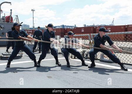 ODESSA, Ucraina (27 giugno 2021) marinai assegnati al cacciatorpediniere missilistico guidato di classe Arleigh Burke USS Ross (DDG 71) ergono in una linea di ormeggio mentre la nave attracca nel porto di Odessa, Ucraina, 27 giugno 2021. Ross, schierato in avanti a Rota, Spagna, è in pattuglia nella Sesta flotta degli Stati Uniti di operazioni a sostegno di alleati e partner regionali e gli interessi di sicurezza nazionale degli Stati Uniti in Europa e Africa. Foto Stock