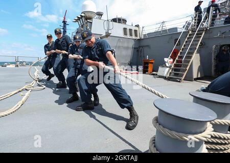 ODESSA, Ucraina (27 giugno 2021) marinai assegnati al cacciatorpediniere missilistico guidato di classe Arleigh Burke USS Ross (DDG 71) ergono in una linea di ormeggio mentre la nave attracca nel porto di Odessa, Ucraina, 27 giugno 2021. Ross, schierato in avanti a Rota, Spagna, è in pattuglia nella Sesta flotta degli Stati Uniti di operazioni a sostegno di alleati e partner regionali e gli interessi di sicurezza nazionale degli Stati Uniti in Europa e Africa. Foto Stock