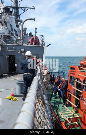 ODESSA, Ucraina (27 giugno 2021) marinai assegnati al cacciatorpediniere missilistico guidato di classe Arleigh Burke USS Ross (DDG 71) stand by come pilota a bordo della nave per portarla nel porto di Odessa, Ucraina, 27 giugno 2021. Ross, schierato in avanti a Rota, Spagna, è in pattuglia nella Sesta flotta degli Stati Uniti di operazioni a sostegno di alleati e partner regionali e gli interessi di sicurezza nazionale degli Stati Uniti in Europa e Africa. Foto Stock