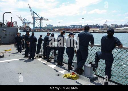 ODESSA, Ucraina (27 giugno 2021) marinai assegnati al cacciatorpediniere missilistico guidato di classe Arleigh Burke USS Ross (DDG 71) guardano mentre la nave entra nel porto di Odessa, Ucraina, 27 giugno 2021. Ross, schierato in avanti a Rota, Spagna, è in pattuglia nella Sesta flotta degli Stati Uniti di operazioni a sostegno di alleati e partner regionali e gli interessi di sicurezza nazionale degli Stati Uniti in Europa e Africa. Foto Stock