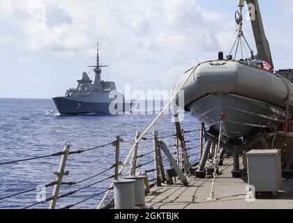 Il cacciatorpediniere missilistico guidato di classe Arleigh Burke USS Benfold (DDG 65) vele in formazione con la Repubblica di Singapore Frigate formidabile RSS tenacious (FFC 71) per un esercizio fotografico (PHOTOEX) durante Pacific Griffin 2021. Pacific Griffin è considerato l'impegno bilaterale più complesso e incentrato sulla guerra tra entrambe le marine e rappresenta un investimento continuo nel rafforzamento della solida partnership tra gli Stati Uniti e la Repubblica di Singapore. Foto Stock