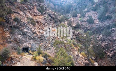 Paesaggio di montagna con un'abita di vecchia miniera abbandonata Foto Stock