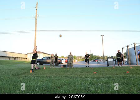 Il Colon Joseph Kurz, capo dello staff, 1st Theatre Sendment Command, lancia una palla medica da 10 libbre sopra la testa mentre esegue il tiro in piedi come parte della valutazione del test di idoneità di combattimento dell'esercito condotta su Fort Knox, Kentucky, 29 giugno 2021. Foto Stock