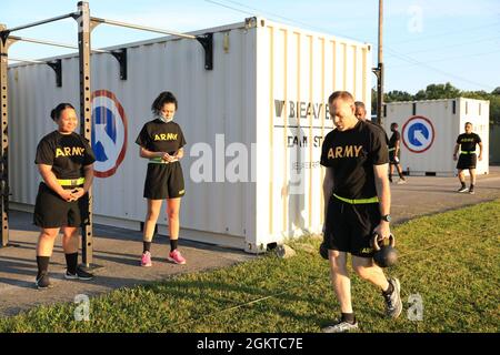 Il col. Joseph Kurz, capo dello staff, 1° comando di sostegno del teatro, trasporta due campane del bollitore da 40 libbre mentre conduce la parte di sprint-drag-carry di una valutazione di idoneità di combattimento dell'esercito su Fort Knox, Kentucky, 29 giugno 2021. Foto Stock