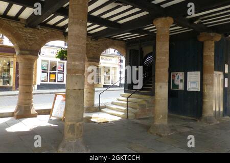 Ross on Wye gradini vecchi pilastri nero e bianco segno segni edificio consiglio edificio negozi negozio in stile locale archi archi pietra strisce Foto Stock